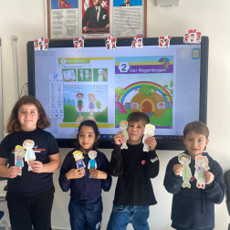 🎭 2. sınıf öğrencilerimiz, Almanca dersinde kitabımızın karakterlerini kendi yaptıkları kuklalarla canlandırdılar! 💛🇩🇪