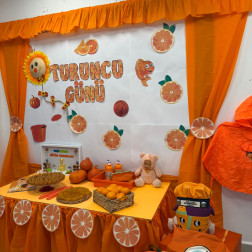 Turuncu Günü: Enerjisiyle Sınıfımızı Aydınlatan Renk!