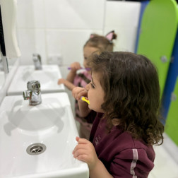 Küçük Adımlarla Büyük Beceriler: Zeytin Ağacı Anaokulu’nda Özbakım Becerileri!