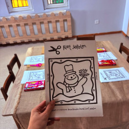 Kış Kartı Tasarlıyoruz: Minik Ellerle Sıcacık Bir Sanat!