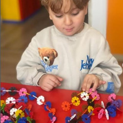 Renklerin İzinde: Minik Ellerden Büyük Tasarımlar