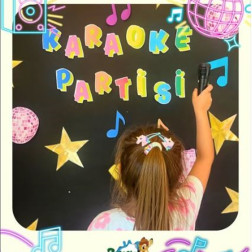 Bambi Anaokulu'nda Karaoke Partisi ile Müzikli Eğlence