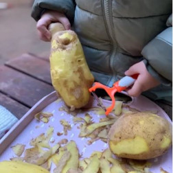 Minik Eller Mutfakta: Patates Soyma ve El Becerileri