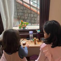 Pencere Kenarında Keşif: Işık ve Duyusal Oyun