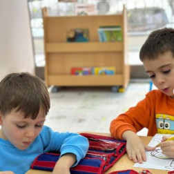 Minik Ressamlar Çalışıyor: Sanatsal İfade ve Odaklanma