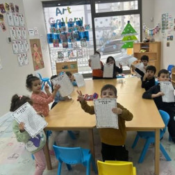 Çocuklar Jimnastikle Eğleniyor: Hula Hoop Zamanı!