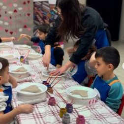 Minik Eller Sanat Yapıyor