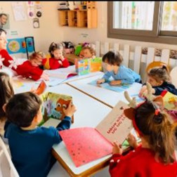 Kitaplarla çevrili sıcacık bir öğrenme anı