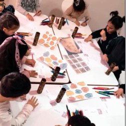 Renkler, şekiller ve hayal gücü aynı masada