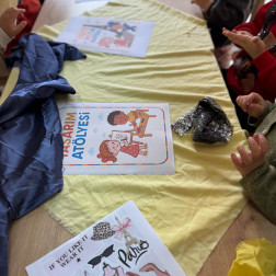 ✂️ Sanat Atölyesi – Kumaşları Tanıyorum & Çanta Taslağı Çiziyorum