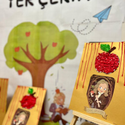 “Elma Neden Düşer? Newton ve Yerçekimi Keşfi!” 🍎🌍