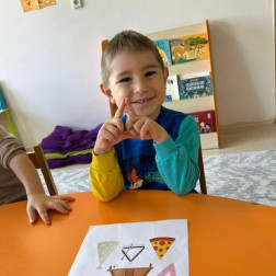 Şekilleri Keşfediyor, Öğrenirken Eğleniyoruz