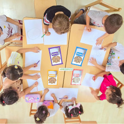 MİNİK ELLERLE RENKLİ ÇİZGİLER