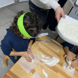 MİNİK ELLERDEN EKMEK YAPIMI