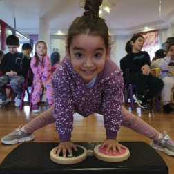 Minik Adımlarla Büyük Denge