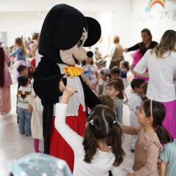 Neşeli Maskotlarla Eğlence Dolu Okul Günü