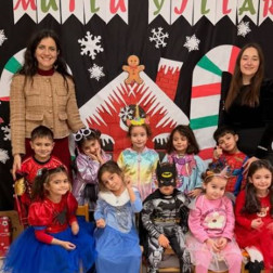 Mutlu Yıllar Partisi: Renkli Kostümlerle Neşe Dolu Anlar