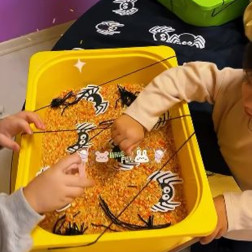 Duyusal Kutu: Örümcek Avı (Sensory Play)