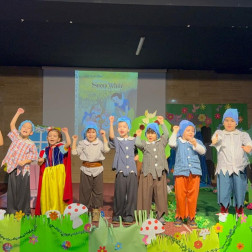 ANAOKULU KADEMESİNDE İNGİLİZCE TİYATRO GÖSTERİSİ