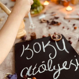 🧪 Minik Kimyagerler İş Başında: Duyusal Keşif ve Koku Atölyesi