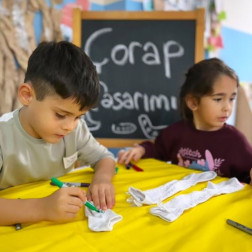 🎨 Minik Eller, Büyük Tasarımlar: Çoraplarımız Renkleniyor! 🧦