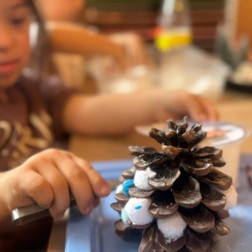 Minik Parmaklar İş Başında: Kozalaklarla Kış Atölyesi ve İnce Motor Gelişimi 🌲❄️