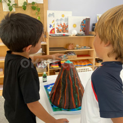 Minik Kâşifler İş Başında: Sınıfımızda Volkanik Patlama Heyecanı! 🌋