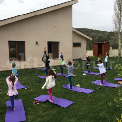 Doğayla İç İçe Sağlıklı Gelişim: Minik Öğrencilerimizle Yoga Saati