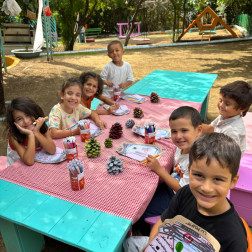 🎨 Minik Ellerden Renkli Düşler: Bahçede Sanat Keyfi