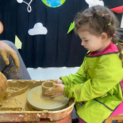 Küçük Ellerin Çamurla Dansı: Çömlek Atölyemiz!