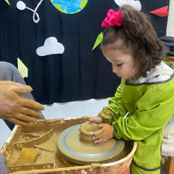 Küçük Ellerin Çamurla Dansı: Çömlek Atölyemiz!