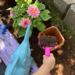 Minik bahçıvanlarımız bugün iş başında! 🐘🌷