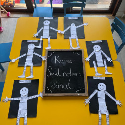 KARE ŞEKLİNDEKİ ADAM