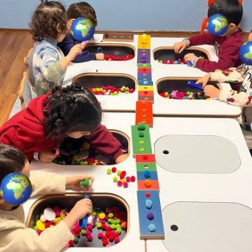 Renkli Nesnelerle Duyusal Oyun