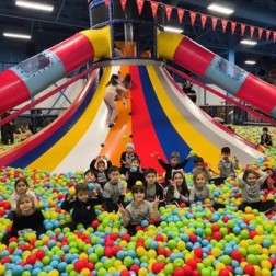 🎈 Eğlence Dolu Bir Gün: Renklerin Arasında Macera!