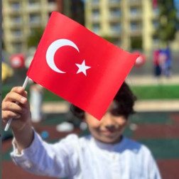 Küçük Ellerde Devleşen Bir Sevgi: Cumhuriyet Coşkusu!