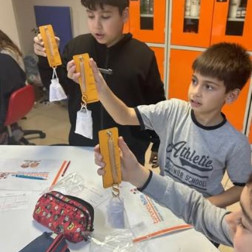 🧪 Küçük Bilim İnsanları İş Başında: Kuvvetin Gücünü Keşfediyoruz! 🔍