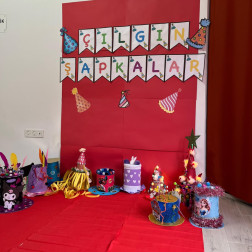 ÇILGIN ŞAPKA PARTİSİ