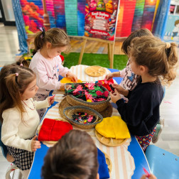 Duyusal Materyallerle Keşif Masası