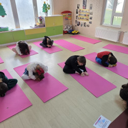 ✨ Küçük Bedenler, Büyük Huzur: Okulumuzda Yoga Saati!