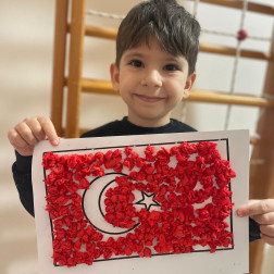 Küçük Ellerden Büyük Gurur: Bayrağımız Sevgimizle Şekilleniyor!