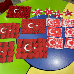 Minik Ellerde Devleşen Bir Sevgi: Al Yıldızlı Al Bayrağımız!