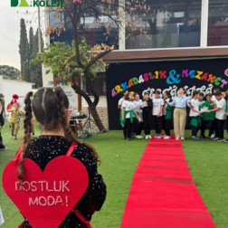 Dostluk Podyumda: Arkadaşlık ve Nezaket Günü!