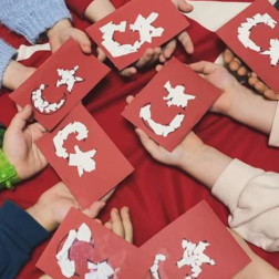 Minik Ellerde Ay Yıldız Parıltısı