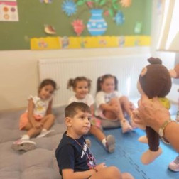 🐒 Minik Kalpler, Büyük Heyecanlar: Kukla Saati!