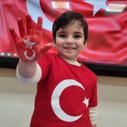 İLK DERSİMİZ BAYRAK SEVGİSİ