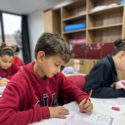 ÖLÇÜYOR, DEĞERLENDİRİYOR, GELİŞİMİ DESTEKLİYORUZ.