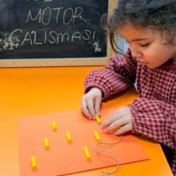 İnce Motor Becerisi İp Geçirme Çalışması