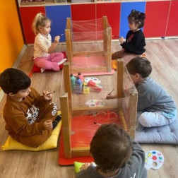 Şeffaf Yüzey Üzerinde Resim Atölyesi