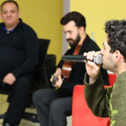 Geleceğin dünya sahnesinin sanatçısı, Evdeki Saat grubunun kurucusu ve solisti Eren Alıcı ile söyleşi.